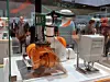 Cobot auf der Automatica 2023 baut oranges Robotergelenk - Kuka-Ausstellungsstück