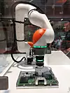 Robortarm von Kuka legt Mainboard in ein Gehäuse