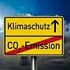 Ortskennzeichen mit dem Ende für CO₂-Emissionen und der Richtung Klimaschutz