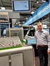 Beschickungs-Demo am Universal-Robots-Stand auf der Automatica 2023
