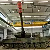 Ein Kampfpanzer Leopard 2 A6 in den HIL-Hallen in Munster. INSTANDHALTUNG durfte den Experten bei der Wartung und Reparatur über die Schulter schauen.