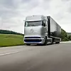 Daimlers Wasserstoff Truck fährt auf einer Landstraße