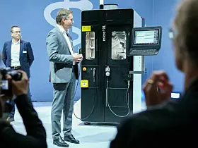 Bei der Chiron Group wird eines der EMO-Highlights die neue Micro 5 XL sein, die nach ihrer erfolgreichen Premiere auf dem Open House in Tuttlingen ihren ersten großen Auftritt vor internationalem Fachpublikum hat. Das Bearbeitungszentrum führt das bewährte Prinzip der Micro 5 konsequent fort und bietet erweiterte Möglichkeiten für die hochdynamische Mikrobearbeitung in Medizin- und Präzisionstechnik, Elektronik und weiteren herausfordernden Anwendungen. Die Mikromaschine erreicht Ruckwerte von bis zu 900 m/s³ und ermöglicht damit – bei höchster Präzision – hervorragende Bahn- und Bearbeitungsgeschwindigkeiten. Auf der EMO präsentiert die Chiron Group das die Micro 5 XL erstmals im Livebetrieb mit maßgeschneiderter Automation.