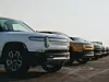 Rivian Trucks stehen nebeneinander