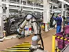 Mensch-Roboter-Kollaboration mit einem Cobot von Universal Robots bei BMW im Werk Dingolfing.