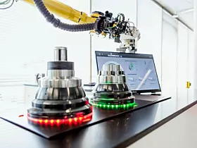 Hainbuch zeigt unter anderem die IQ Spannmittel mit Messintelligenz - sie spannen und messen gleichzeitig. Um auch in automatisierten Prozessen die Qualität sicherzustellen, können die IQ Spannmittel entweder direkt im Prozess oder auch als nachgelagerte Messstation (post-process) eingebunden werden.