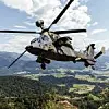 Deutscher Kampfhubschrauber fliegt über Landschaft