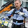 Man testet Exoskelett