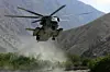 CH-53 beim Landeanflug am Rande eines Flußbettes