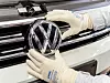 Ein VW-Mitarbeiter beim Anbringen des Volkswagen-Emblems.