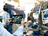 Augmented Reality im Fahrzeugbau: Auf dem Tablet ergänzen virtuelle Informationen ein von der Kamera aufgenommenes Bild des Chassis