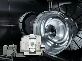 Mit drei vollautomatisierten Anlagen und einem Bearbeitungszentrum in Mill-Turn-Ausführung setzt Hermle auf der EMO auf Tradition gekoppelt mit Innovation. Eines der Ausstellungsstücke: Das 5-Achs-Bearbeitungszentrum C 42 MT GEN2, erstmalig ausgestattet mit der Siemens Sinumerik One Steuerung. Auf der C 42 MT wird ein Technologiebauteil bearbeitet, in welches unterschiedlichste Drehtechnologien integriert wurden.