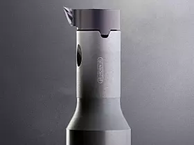 Horn zeigt auf der EMO zahlreiche Neuheiten, darunter auch das System Mini mit gesinterter Spanformgeometrie. Die gesinterte I-Geometrie zielt besonders auf die Bearbeitung von Werkstoffen mit schlechten Spanbildungseigenschaften ab. Sie eignet sich für das Kopierdrehen, Längsdrehen, Rückwärtsdrehen sowie das Plandrehen. Besonders bei kleinen Zustellungen in Stahl und nichtrostenden Stählen zeigt das Werkzeugsystem mit Geometrie seine Stärken in der Spankontrolle.