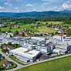 Das ländlich gelegene Werk in Teisnach von Rohde & Schwarz. Das Werk hat bei der Fabrik des Jahres in der Kategorie