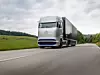 Daimlers Wasserstoff Truck fährt auf einer Landstraße
