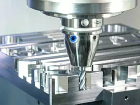 Mapal präsentiert im 75. Jahr des Bestehens die neuesten Lösungen und Innovationen. Ein Highlight: Die dritte Generation des Vollhartmetallfräsers Optimill-Uni-HPC wurde speziell für moderne, automatisierte Fertigungsprozesse entwickelt. Ein neu entwickelter Schneidstoff, eine verschleißfeste Beschichtung und eine Variante mit integriertem Spanteiler sollen für maximale Prozesssicherheit, hohe Spanleistung und lange Maschinenlaufzeiten sorgen. Die neue Generation ist in drei Varianten verfügbar und deckt ein breites Anwendungsspektrum in der Stahl-, Edelstahl- und Gussbearbeitung ab.