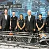 Mercedes-Benz-Vorstandschef Ola Källenius l.) und Baden-Württembergs Ministerpräsident Winfried Kretschmann (4.v.l.) mit Auszubildenden des Werkes Untertürkheim bei der Grundsteinlegung für ein Batterie-Kompetenzzentrum.