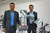 Stolz präsentieren Thomas Visti, CCO und Vice President von Universal Robots, und Esben H.
