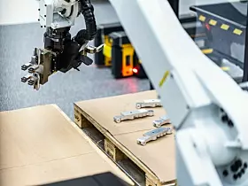 Robojob stellt auf der EMO sein neues Produkt Pallet-Load Integrated vor. Die Lösung kombiniert künstliche Intelligenz und Bildverarbeitung und soll so laut Hersteller das Be- und Entladen von Werkstücken intelligenter, schneller und zuverlässiger machen.