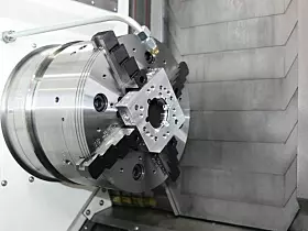 Schunk zeigt auf der EMO Hannover, wie flexible Spannmittel, modulare Automatisierungskonzepte und weltweite Engineering-Kompetenz Unternehmen dabei unterstützen, Prozesse effizient und zukunftssicher zu gestalten. Ein Beispiel für mehr Flexibilität: Das neue kraftbetätigte Rota THW3 2+2 Ausgleichsfutter mit Backenschnellwechselsystem spannt unterschiedliche Werkstückgeometrien – von rund und eckig bis hin zu komplexen Formen.