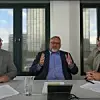 Claus Wilk (li.) und Stefan Weinzierl im Gespräch mit EMO-Macher Martin Göbel, Leiter Messen beim Verein Deutscher Werkzeugmaschinenfabriken (VDW).