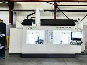 Der Maschinenbauer Zimmermann präsentiert den Besuchenden die FZU22, die kompakteste Portalfräsmaschine im Portfolio. Sie ist eine wirtschaftliche Lösung, um Aluminium, Composite und Kunststoff zu bearbeiten. Auf der Maschine sind Bauteile aus diesen Materialien aufgespannt. Die Maschine überzeugt durch ihre Kompaktheit, das thermosymmetrische System und den Fräskopf, der auch für schwer zugängliche Stellen bestens geeignet ist. Auf der Messe wird die FZU22 unter anderem mit Werkzeugwechsler und Kühlsystem ausgerüstet sein.