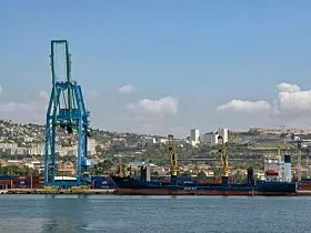 Platz 15: Marseille. Der Hafen an der französischen Mittelmeerküste hat im Jahr 2024 rund 1,32 Millionen TEU (Twenty-foot Equivalent Unit) Container umgeschlagen. 2023 waren es 1,33 Mio TEU.
