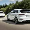 Zwei Porsche Cayenne Turbo jagen sich auf der Autobahn.