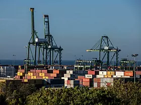 Platz 14: Sines. in Portugal. 2023 wurden hier rund 1,79 Mio. TEU umgeschlagen. Ein sattes Plus gegenüber dem Vorjahr 2023 (1,67 Mio TEU).