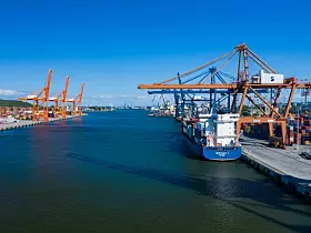 Platz 13: Gdansk oder deutsch Danzig. Der polnische Ostseehafen kam im Jahr 2024 auf einen Container-Umschlag von 2,24 Mio. TEU. Im Jahr 2023 waren es 2,05 Mio. TEU.