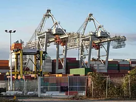 Platz 10: Le Havre / Rouen / Paris (HAROPA). Der Hafenverbund an der französischen Atlantikküste kam 2024 auf einen TEU-Umschlag von 3,03 Mio. TEU. 2023 waren es 2,63 Mio. TEU.