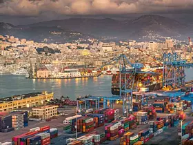 Platz 12: Genua. Der italienische Seehafen schlug 2024 rund 2,92 Mio. TEU um. 2023 waren es 2,74 Mio. TEU (diese Zahlen beinhalten Genua, Savona, Vado Ligure und Pra).