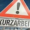 Ein Warnschild mit Hinweis auf Kurzarbeit