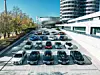 Viele verschiedene BMWs stehen auf dem Firmengelände von BMW.