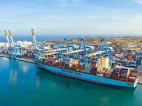 Platz 11: Marsaxlokk. Der Malta Freeport, der auch Port of Marsaxlokk genannt wird, hat 2024 2,96 Mio. TEU umgeschlagen. Zum Vergleich: 2023 waren es 2,8 Mio. TEU.
