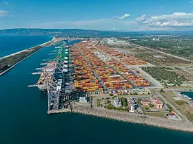 Platz 8: Gioia Tauro. An der Spitze des Stiefels gelegen, schlug der mittlerweile größte Hafen Italiens im Jahr 2024 3,94 Mio. TEU um. Im Jahr 2023 waren es 3,55 Mio. TEU.
