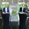 Absichtserklärung von Stefan Dohler (l.), EWE-Vorstandsvorsitzender, und Dr. Alexander Becker (r.), CEO der GMH Gruppe mit dem Ziel, die CO2-Emissionen bei der Stahlherstellung zu reduzieren und die Transformation der Region auf dem Weg in die Klimaneutralität voranbringen.