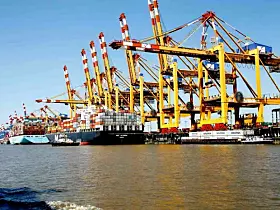 Platz 7: Bremerhaven. Deutschlands zweitgrößter Seehafen schlug im Jahr 2024 4,40 Mio. TEU um. 2023 waren es rund 4,18 Mio. TEU.