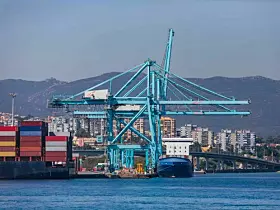 Platz 6: Algeciras. Nahe der Straße von Gibraltar gelegen, schlug der spanische Seehafen im Jahr 2024 4,70 Mio. TEU um. 2022 waren es 4,73 Mio. TEU.