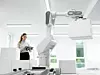 Frau arbeitet mit Cobot CRB 1300 von ABB zusammen