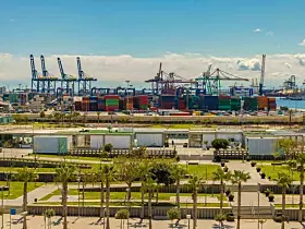 Platz 4: Valencia. Der Hafen an der spanischen Ostküste schlug im Jahr 2024 5,59 Mio. TEU an Waren um. Ein Jahr zuvor meldete der Hafen 4,8 Mio. TEU.