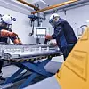 Zwei Mitarbeiter von Leadec reparieren eine Hochvoltbatterie