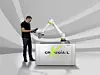 Mann steht neben CrX-Cobot von Fanuc