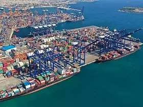 Platz 5: Piräus. Der griechische Hafen, der sich in chinesischem Besitz befindet, schlug im Jahr 2024 4,70 Mio. TEU um. 2023 waren es geschätzt 5,1 Mio. TEU.