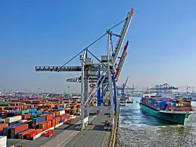 Platz 3: Hamburg. Deutschlands größter Seehafen kam im Jahr 2024 auf einen Umschlag von 7,8 Mio. TEU. 2023 waren es 7,7 Mio. TEU.