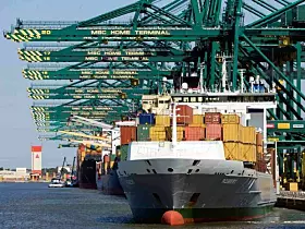 Platz 2: Antwerpen-Brügge. Der belgische Hafen erreichte 2024 einen Umschlag von 13,53 Mio. TEU. 2023 waren es 12,52 Millionen TEU.