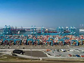 Platz 1: Rotterdam. Der niederländische Seehafen bleibt der größte Europas. Im Jahr 2024 wurden hier 13,82 Mio. TEU umgeschlagen. Im Jahr zuvor waren es 13,45 TEU.