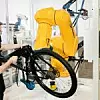 Monteur arbeitet mit einem Cobot zusammen an einen Fahrrad