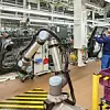 Mensch-Roboter-Kollaboration mit einem Cobot von Universal Robots bei BMW im Werk Dingolfing.