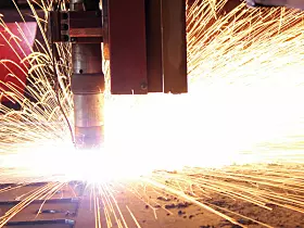 In der Industrie verstecken sich die kleinen Kraftpakete unter anderem in automatischen Löt- und Schweißgeräten: Ob Kolben-, Induktions- oder Laser-Löten bzw. -Schweißen, oft wird das Zusatzmittel per Draht an die Fügestelle zugeführt. Die Schwierigkeit: einerseits muss immer eine reproduzierbare Länge Zusatzmittel an Ort und Stelle kommen, andererseits darf der Draht sich nicht stauchen oder knicken. Eine per gesteuertem Kleinstmotor betriebene, automatische Drahtzuführung löst das Problem zuverlässig.